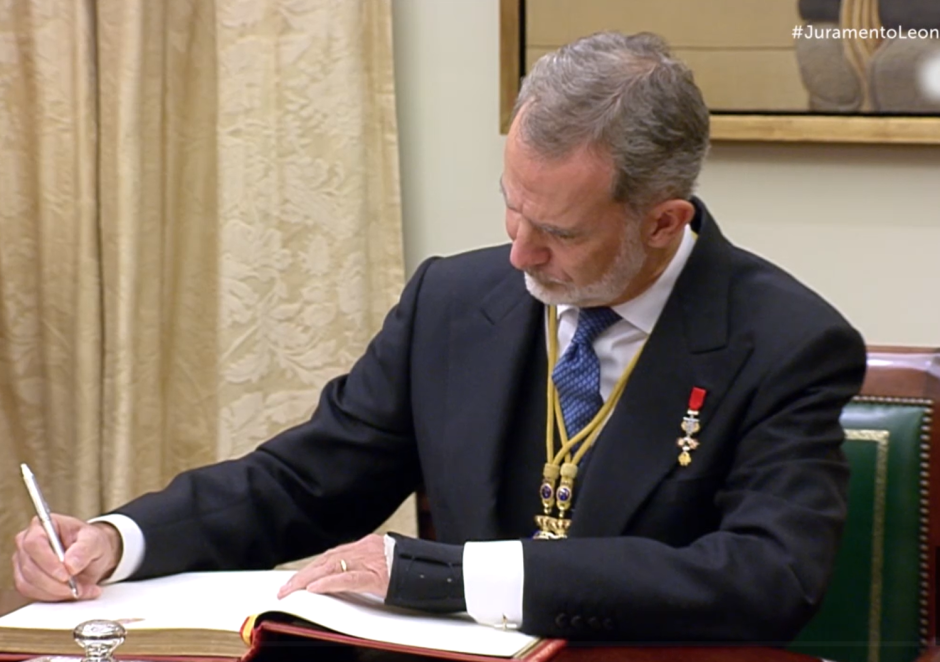 Felipe VI firma la Constitución tras la jura de la Princesa Leonor