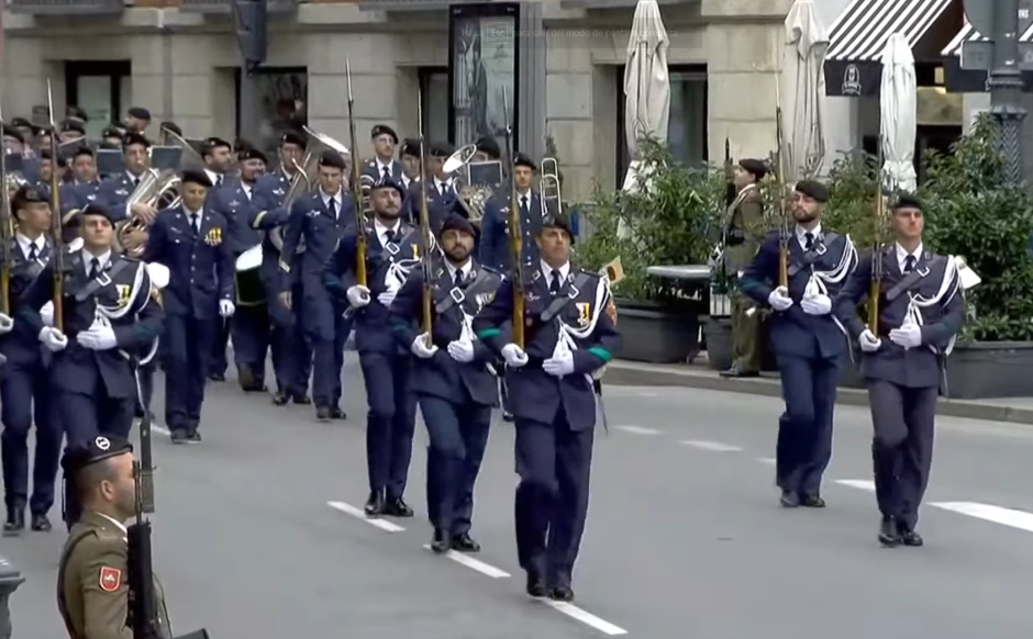 Militares del Ejército del Aire desfilando por la Jura de la Princesa