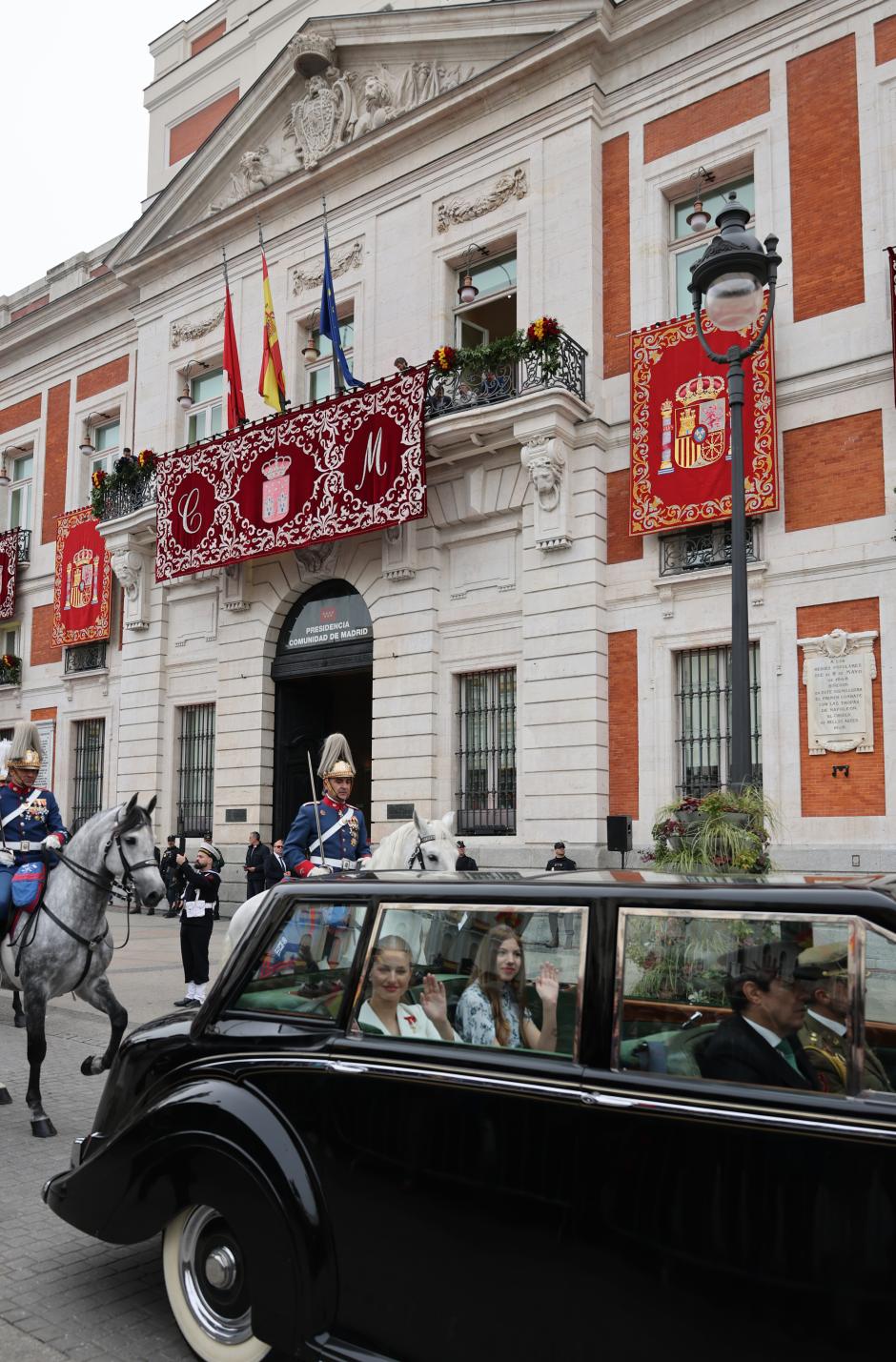 La Princesa Leonor recorre la Plaza de Sol para llegar al Palacio Real, donde recibirá de su padre el collar de Carlos III