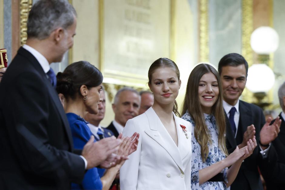 La princesa Leonor (c) es ovacionada tras jurar la Constitución en presencia de los reyes de España, Felipe VI y Letizia, su hermana, la infanta Sofía (2d), y el presidente del Gobierno en funciones, Pedro Sánchez (d)