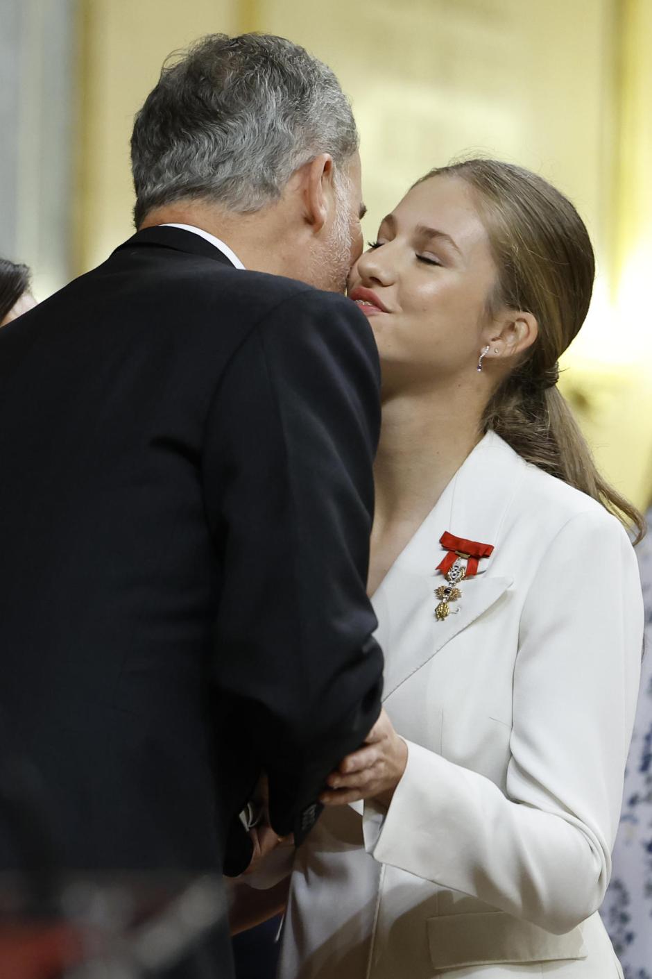 La Princesa Leonor besa a su padre, el Rey, tras jurar la Constitución