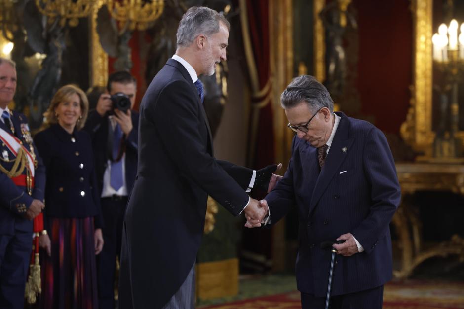 El Rey Felipe VI estrecha la mano a Miguel Herrero de Miñón, uno de los padres de la Constitución, en el Salón del Trono del Palacio Real