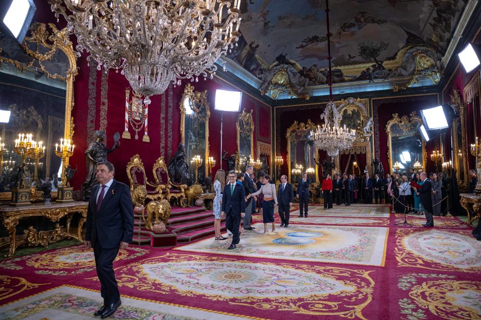 El ministro de Agricultura, Luis Planas (i) tras saludar a la princesa Leonor, la infanta Sofía (i), la reina Letizia, y el rey Felipe VI en el Salón del Trono del Palacio Real