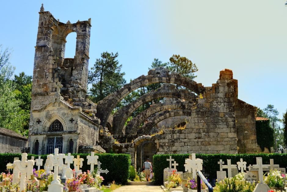 Fue declarado Monumento Histórico Artístico y está incluido en el catálogo de la Asociación de Cementerios Singulares de Europa. Allí se encuentran las ruinas de un antiguo templo gótico del siglo XV, del que todavía se conservan sus arcos tallados con bolas y adornados con esculturas de escenas bíblicas. De estas representaciones una de las más llamativas es la de los siete pecados capitales. Algunos de los personajes que se pueden localizar en este cementerio son miembros de la familia que tiene en propiedad el pazo de Bazán. Además, están enterrados allí la esposa y un hijo del célebre escritor Ramón María del Valle-Inclán.