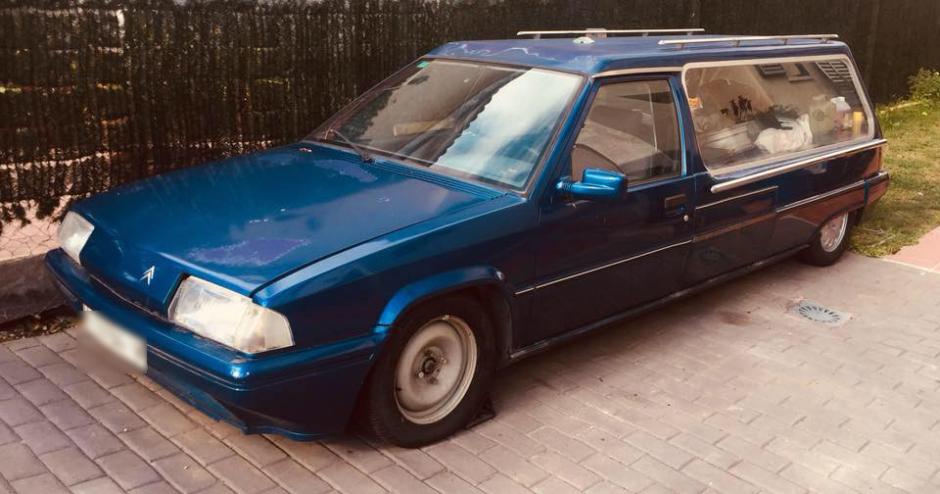 Citroën BX. Antonio de Huelva es propietario de un Citroën BX fúnebre, un vehículo que rescató en muy mal estado cuando ya estaba camino del desguace y poco a poco va poniendo al día. En paralelo creo la cuenta de Facebook Clásicos Fúnebre donde se reúnen miles de aficionados a estos vehículos