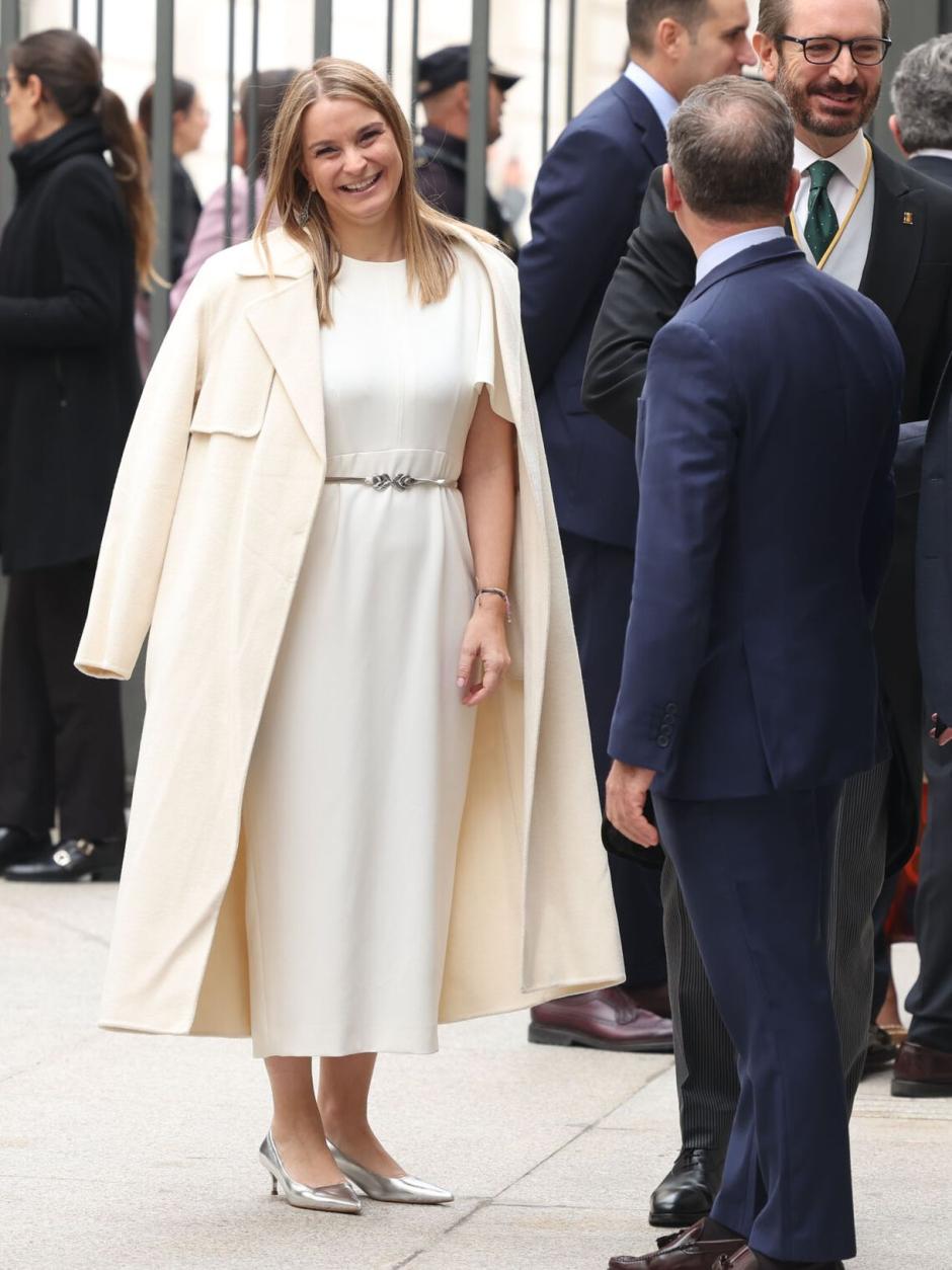 la presidenta del Govern balear, Marga Prohens, que se ha colado entre las más elegantes de la jornada con un vestido y abrigo blanco de lo más favorecedor. Lo combinó con complementos metalizados