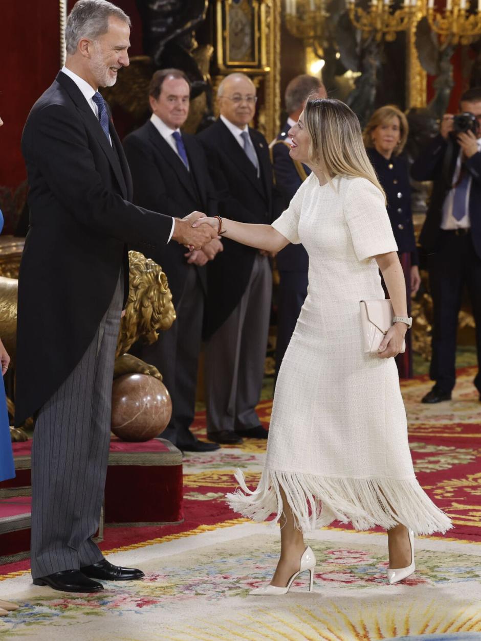 La presidenta de Extremadura, María Guardiola, con un vestido de manga corta y flecos, muy juvenil, de la pasada temporada de Zara.