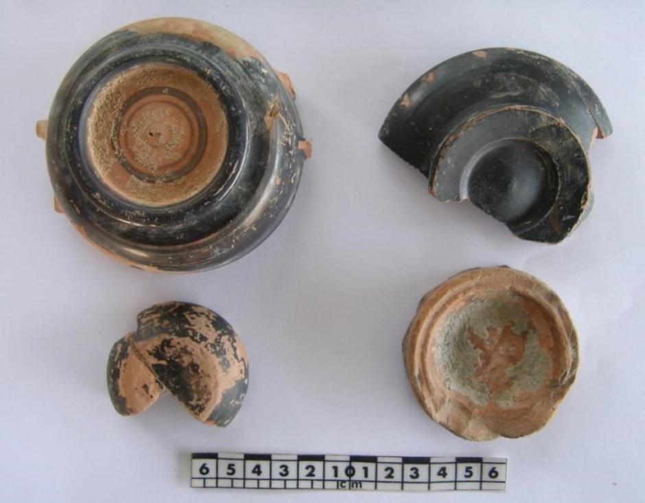 Restos de cerámica ateniense del siglo IV a.C. encontrados durante la excavación