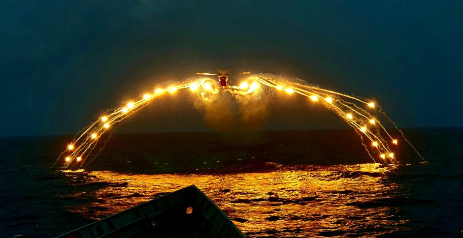 Espectacular imagen de maniobras nocturnas sobre la isla griega de Karavia