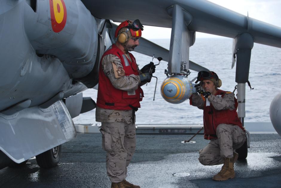 Preparativos de un caza de combate Harrier embarcado en el LHD Juan Carlos I para las maniobras Neptune Strike 23