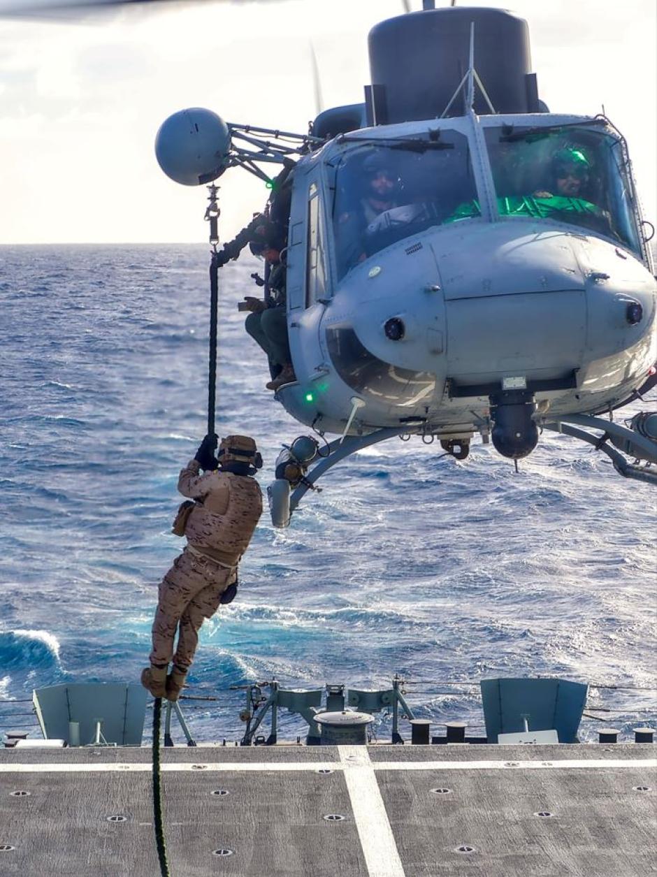 Ejercicio de Fast Rope en un helicóptero español durante el ejercicio Neptune Strike