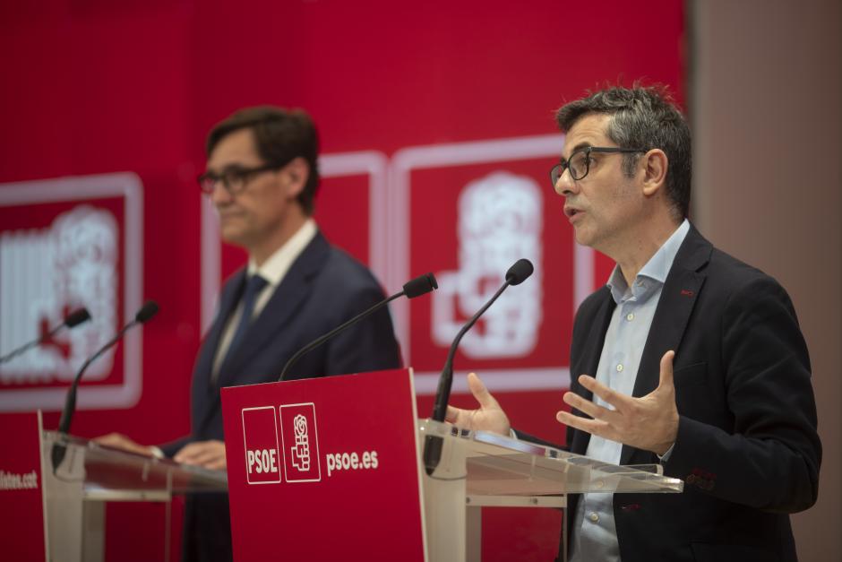 El ministro de la Presidencia, Félix Bolaños (d), junto al primer secretario de los socialistas catalanes, Salvador Illa