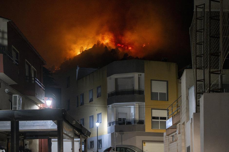 Las llamas amenazan las viviendas de la localidad de Ador, en Valencia