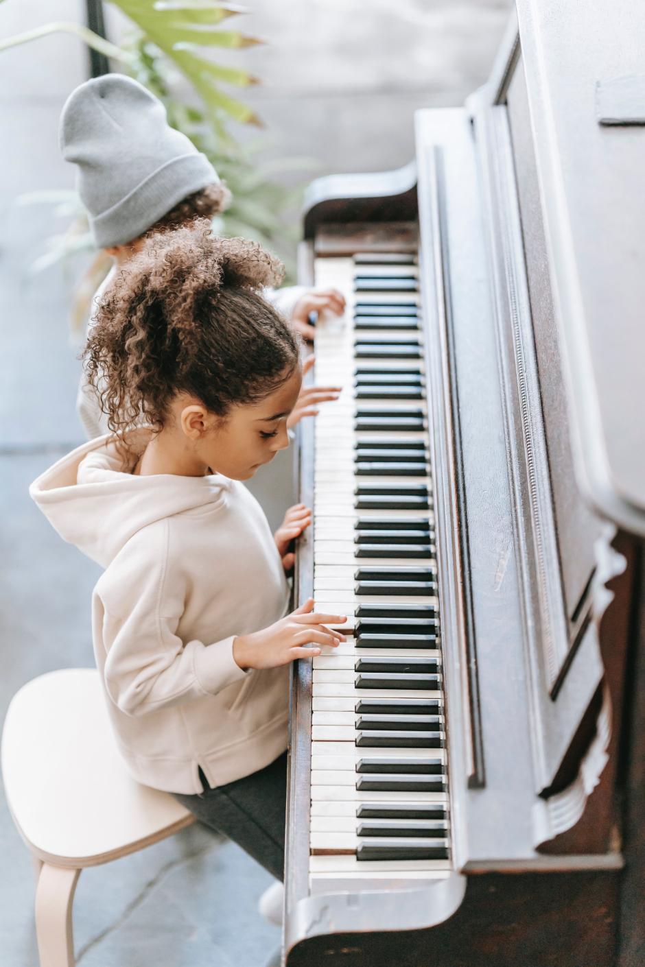 Niños tocando el piano