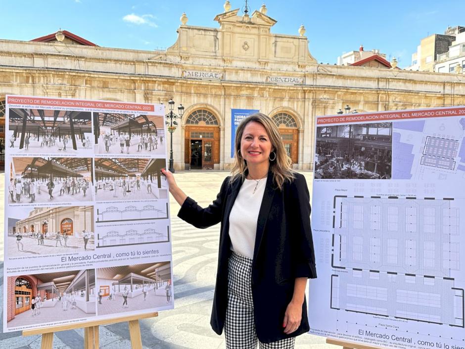 La alcaldesa de Castellón, Begoña Carrasco, posa con las imágenes del proyecto de remodelación del Mercado Central