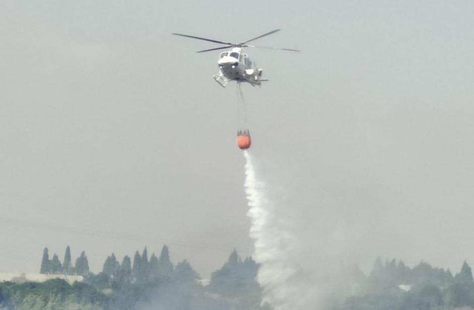 Un vehículo aéreo trabaja contra el incendio de Montichelvo, en Valencia