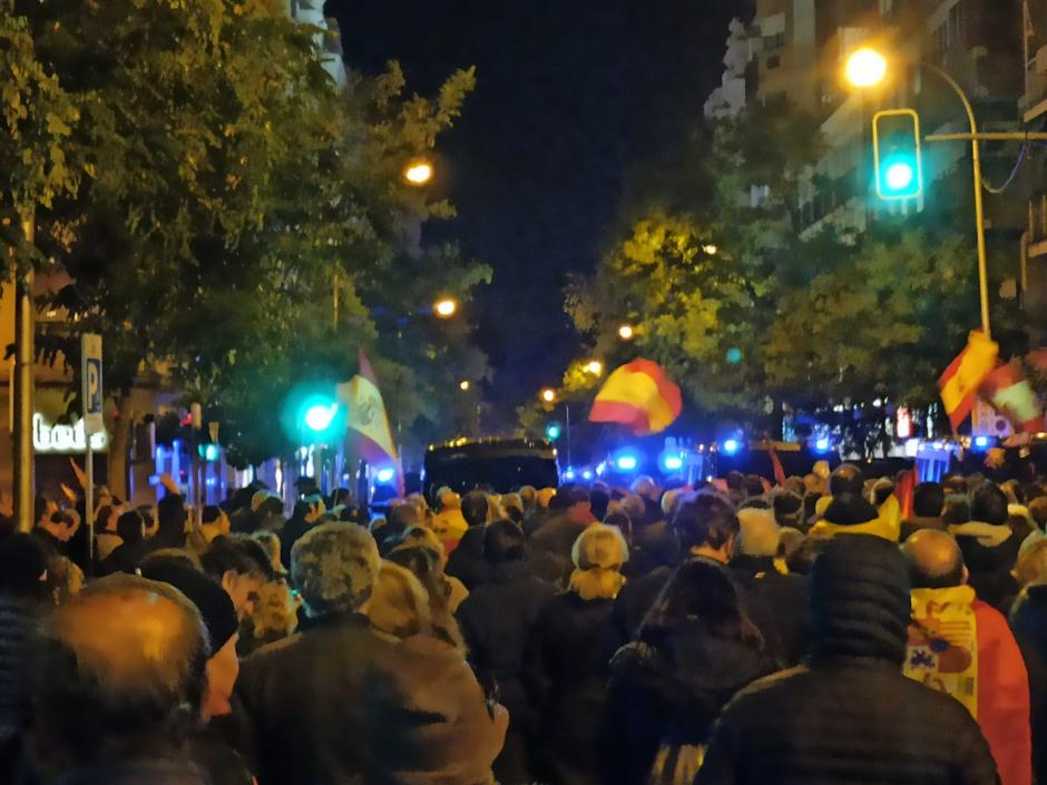 Un momento de la concentración contra la amnistía en la sede del PSOE, en la madrileña calle de Ferraz