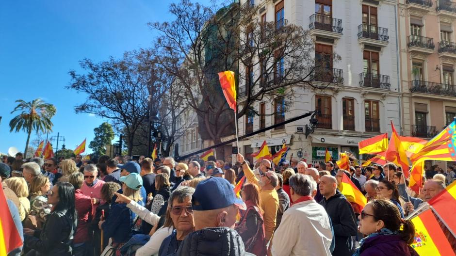 Numerosas banderas españolas en la concentración de Valencia