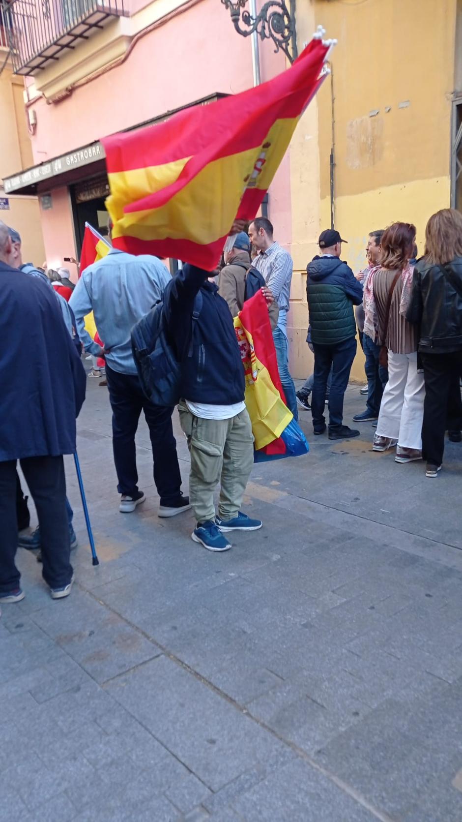 Muchas personas han tenido que quedarse fuera de la plaza de los Fueros por la gran cantidad de asistentes