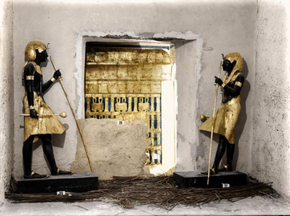 Las dos estatuas ka de Tutankamón (Carter n.º 22 y 29), a menudo denominadas "estatuas guardianas", están situadas a ambos lados de la puerta de la cámara funeraria (Carter n.º 28), con algunos de los bloques de la puerta todavía en su lugar.