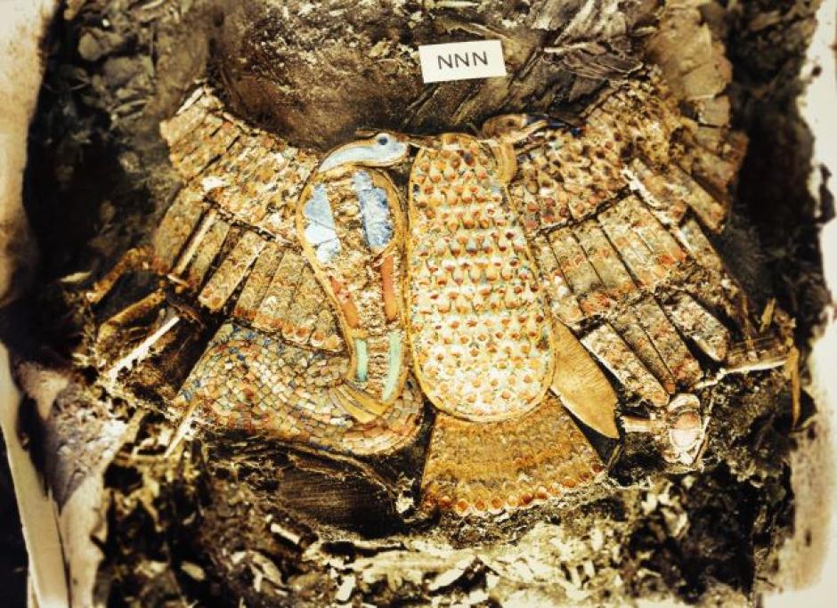 Durante el desenvolvimiento y examen del cuerpo de Tutankamón, que tuvo lugar entre el 11 y el 19 de noviembre de 1925, Howard Carter descubrió más de 150 amuletos y otros objetos dentro de las capas de vendas. Este collar de protección ritual representa a las Nebty, que significan las "Dos Damas", y representa a las diosas del Alto y Bajo Egipto en su forma animal: Nekhbet, el buitre, y Wadjet, la cobra. Este colorido collar se compone de más de 160 placas de oro y cristal de colores trabajadas en cloisonné que forman los cuerpos de las diosas y las plumas individuales de las alas.