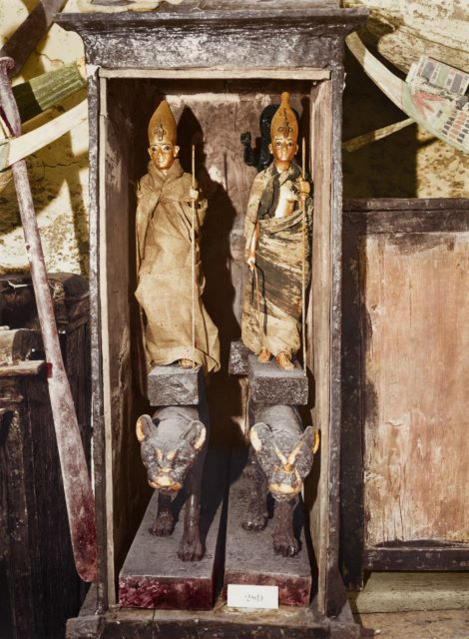 El llamado Tesoro fue la tercera sala en ser registrada y despejada por Howard Carter y su equipo, y dentro de esta sala había una pila de pequeños santuarios negros que contenían estatuas del Rey y deidades. Las puertas de uno de estos santuarios se encontraron abiertas, el contenido intacto por los ladrones que habían entrado en la tumba en la antigüedad y buscaban objetos de gran valor. El santuario contenía un par de grupos de estatuillas de madera dorada que representaban a Tutankamón de pie sobre el lomo de una pantera. El rey lleva la corona del Alto Egipto, sostiene un bastón y viste un envoltorio similar a un manto de lino, que no era sólo material de embalaje, sino también una cobertura ritual.