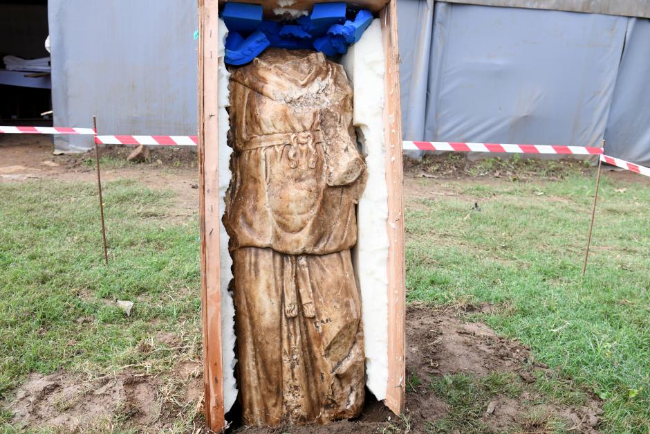 La escultura de mármol romana sin cabeza que representa una diosa femenina