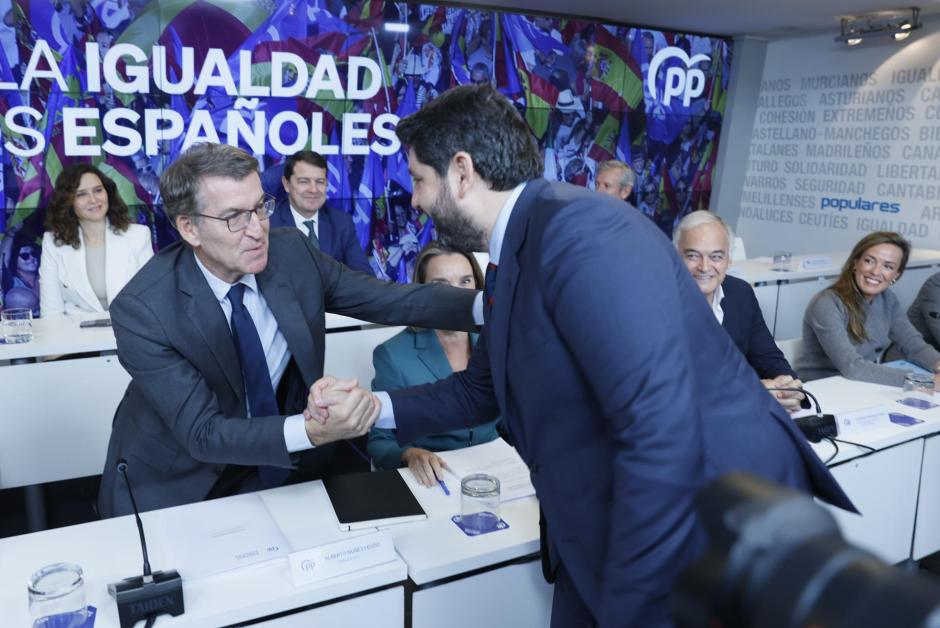 El presidente de Murcia, Fernando López Miras (d) saluda al líder del PP, Alberto Núñez Feijóo, durante la Junta Directiva Nacional