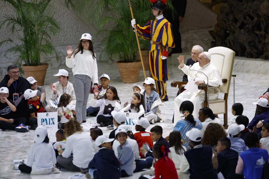 El Papa saluda a los niños presentes en el encuentro