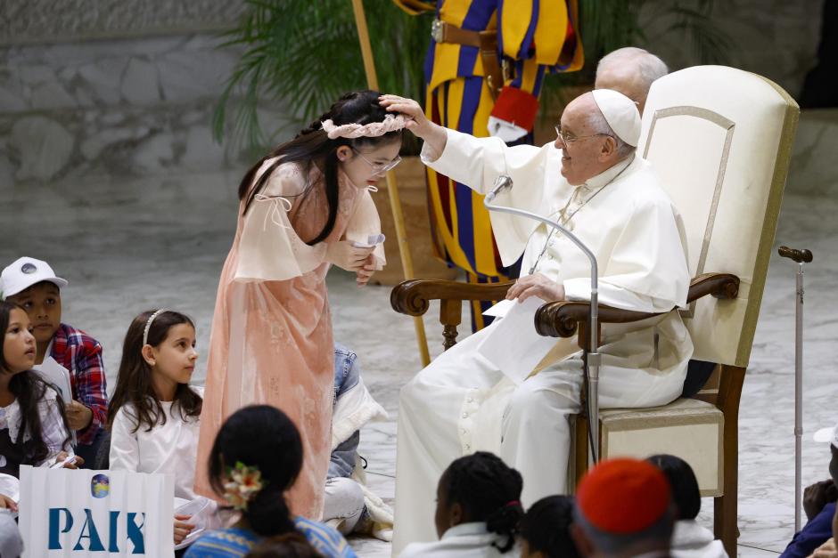 El Papa bendice a una joven en su encuentro con niños de todo el mundo