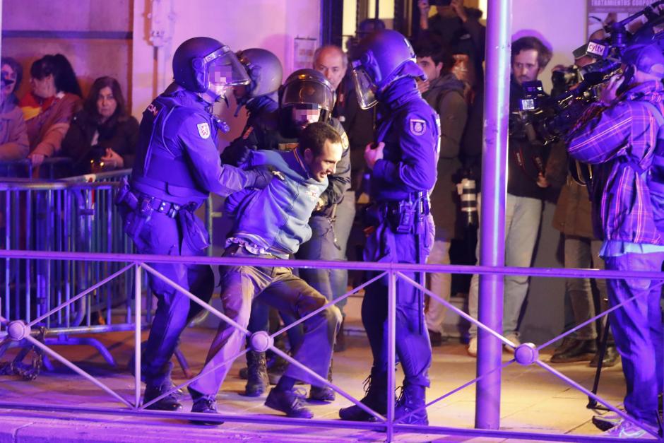 Agentes de la Policía Nacional intervienen durante la concentración de este lunes frente a la sede del PSOE en la calle Ferraz, en Madrid