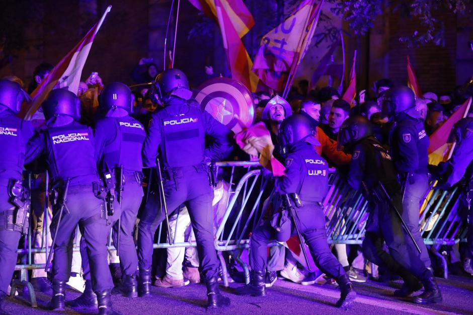 Un momento de tensión en la protesta contra la amnistía en la sede del PSOE en Madrid