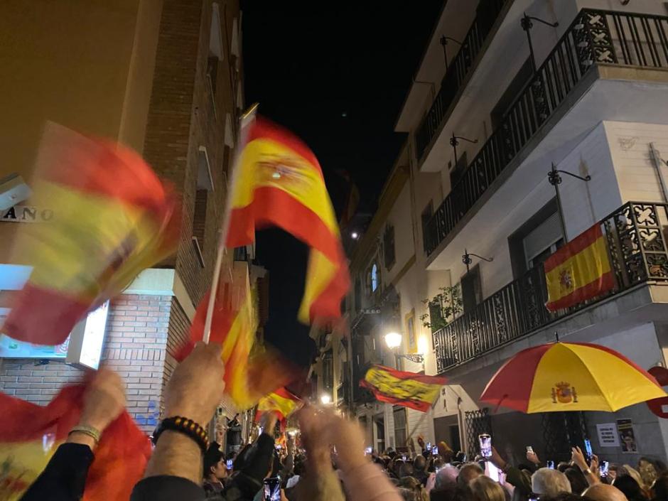 Miles de personas claman contra la amnistía en Sevilla ante la sede del PSOE andaluz
