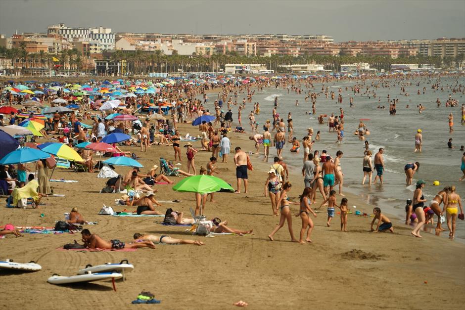 Bañistas en la playa de la Malvarrosa, en Valencia