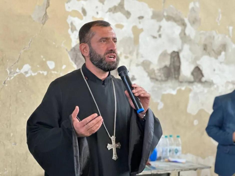 Un sacerdote de la Iglesia Evangélica St. Hovhannes en el campo de refugiados Artashat