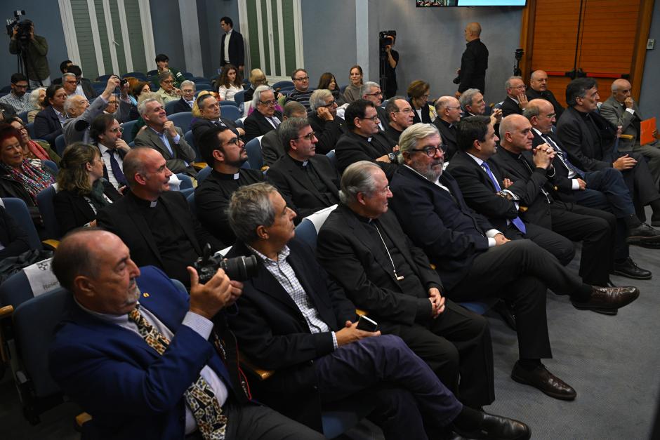 Asistentes al homenaje al cardenal Osoro en Valencia