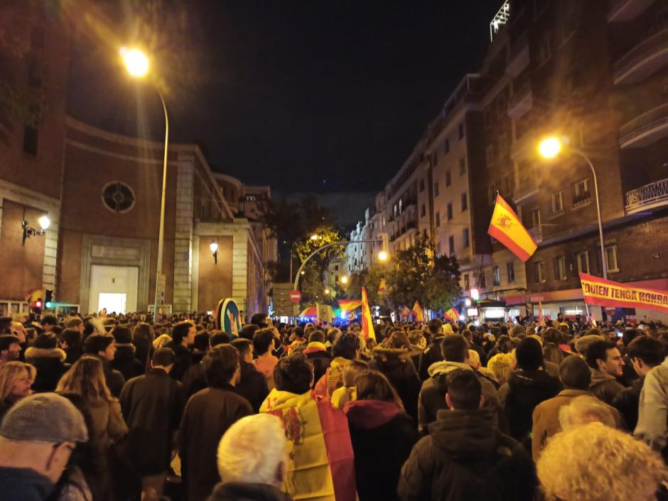 Cientos de manifestantes protestan en la calle Ferraz