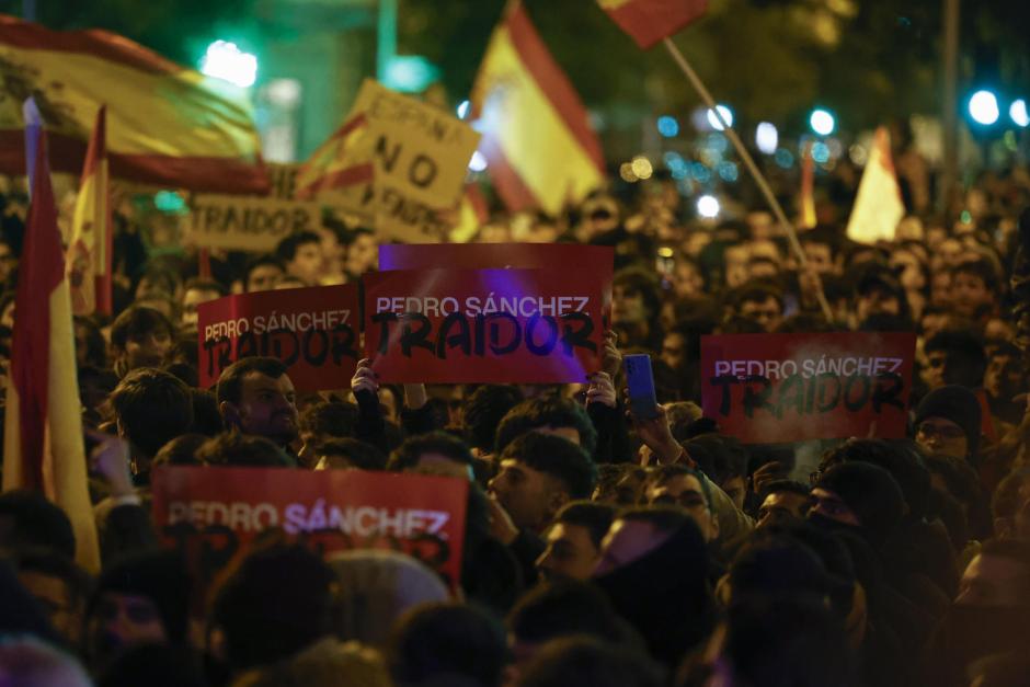 Carteles contra Pedro Sánchez en la calle de Ferraz