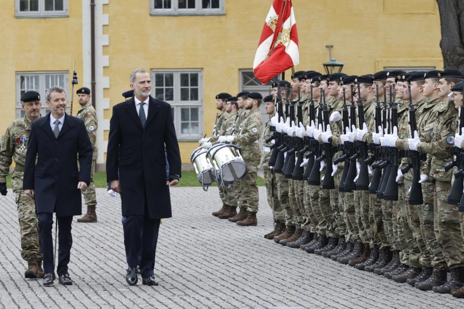 Don Felipe y el Principe Frederik acompañados por el comandante de Copenhague pasan revista a la guardia de honor