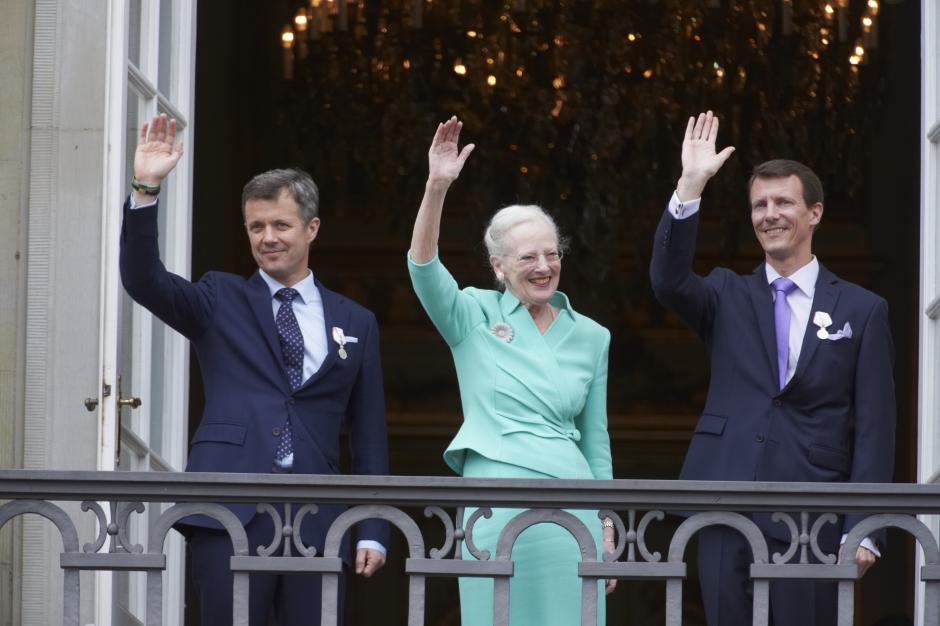 La Reina Margarita, con sus dos hijos; Federico y Joaquín