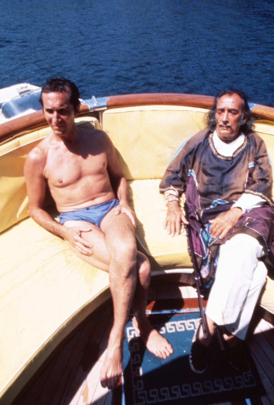 Luis Miguel Dominguín y Salvador Dalí a bordo de un barco en Cadaqués