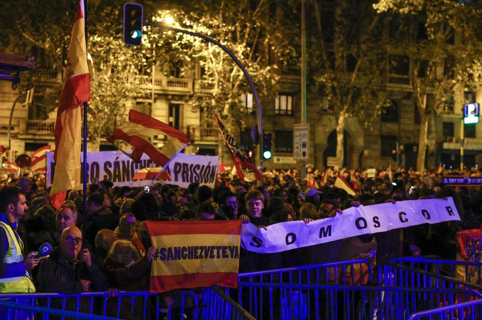 Cientos de manifestantes vuelven a acudir por tercer día consecutivo a Ferraz