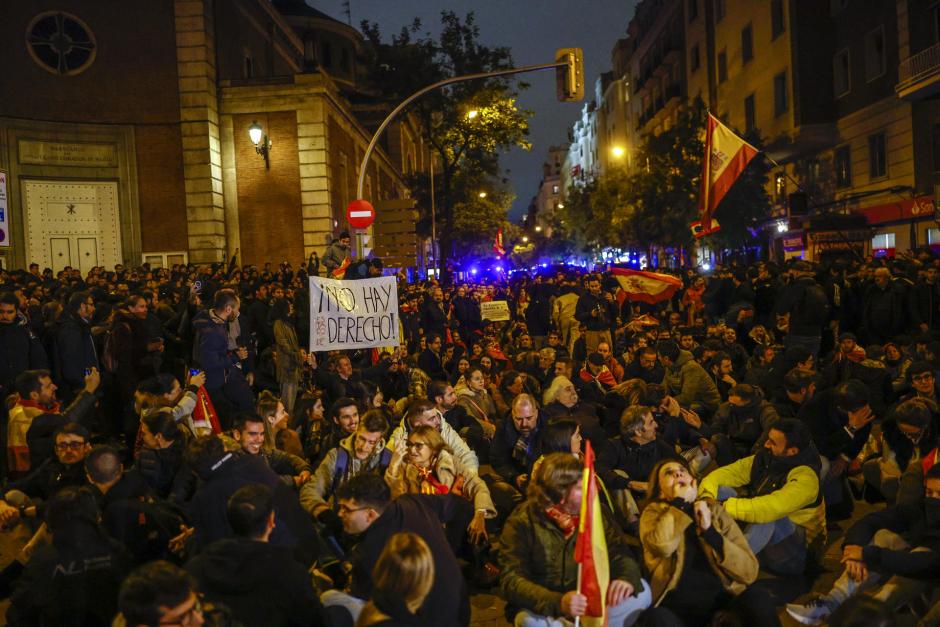 1.500 personas acuden a Ferraz para clamar contra la amnistía