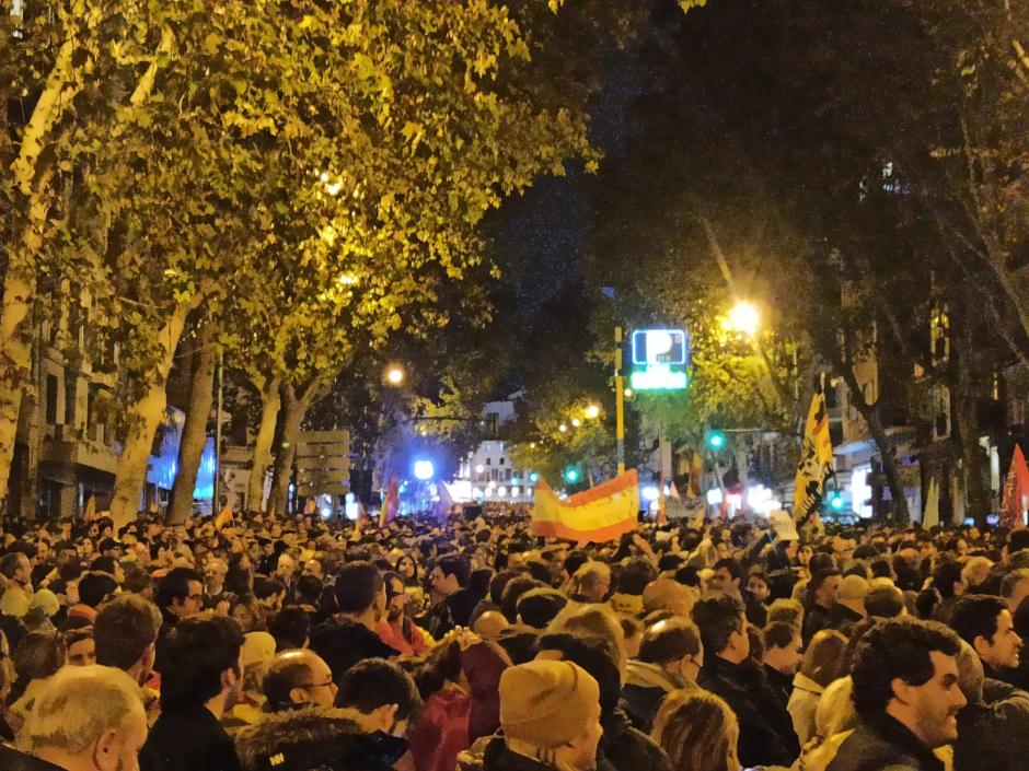 Manifestantes en la calle Marqués de Urquijo