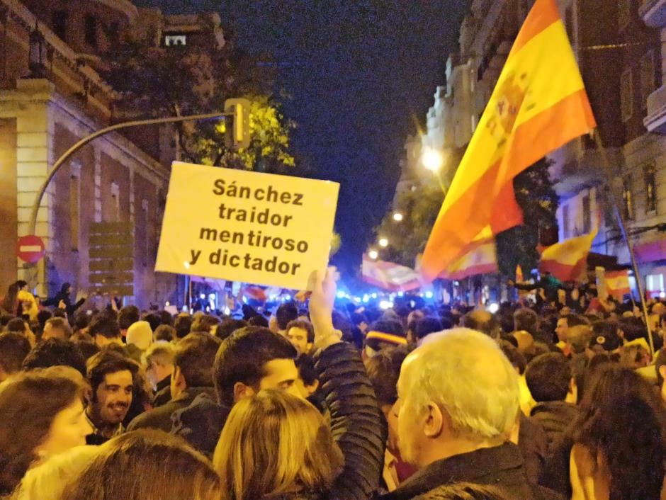 Otro momento de la multitudinaria protesta en Ferraz