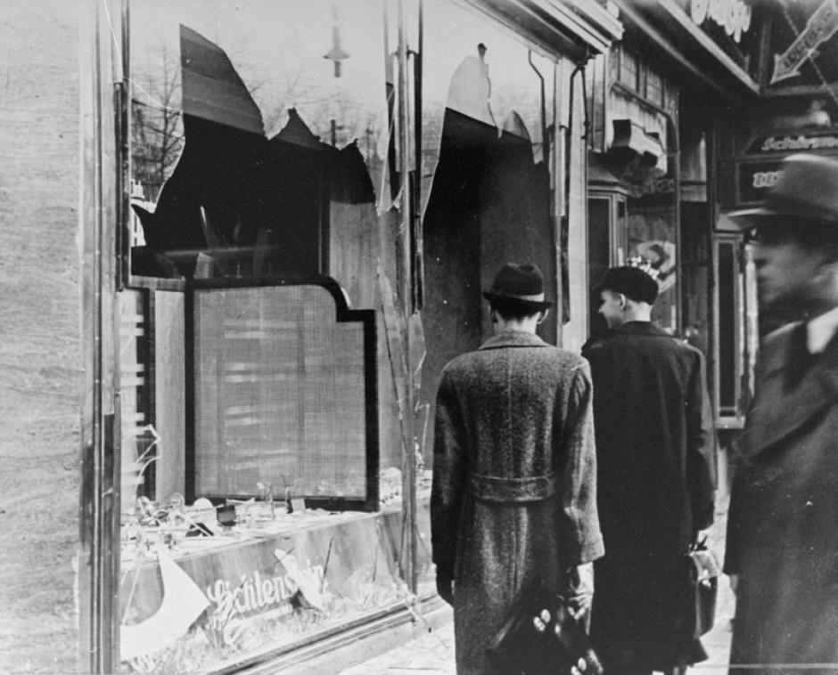 Escaparate de una tienda hecho trizas de una tienda de propiedad judía en Berlín en la noche de los cristales rotos