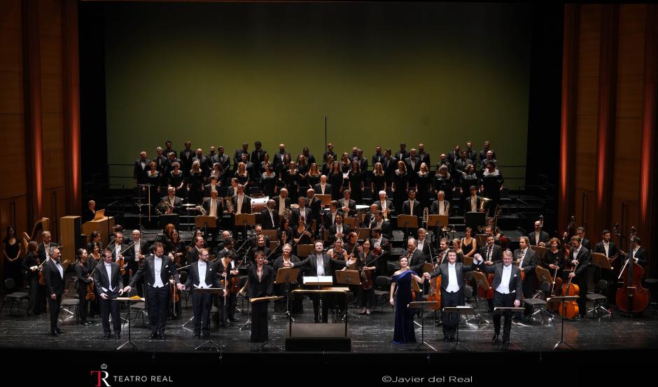El reparto y el Coro y Orquesta Titulares del Teatro Real