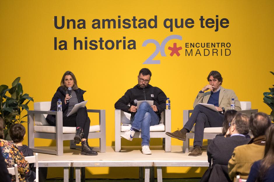 Los profesores Catalina Martín Lloris y Guillerm Gómez-Ferrer junto al artista Ximo Amigó, en EncuentroMadrid