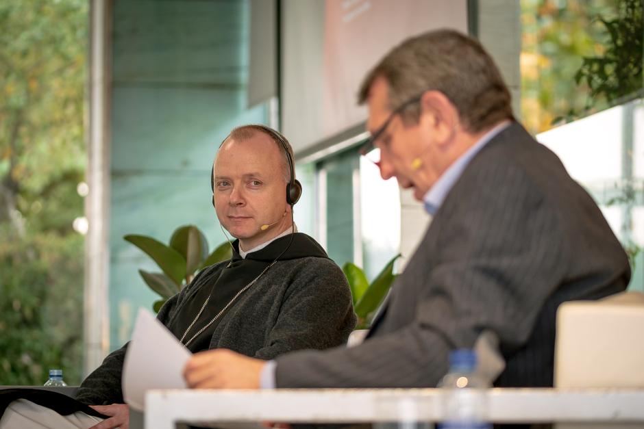 Monseñor Erik Varden, obispo de Trondheim, en Noruega, junto a José Luis Restán, presidente de Ábside Media, en EncuentroMadrid