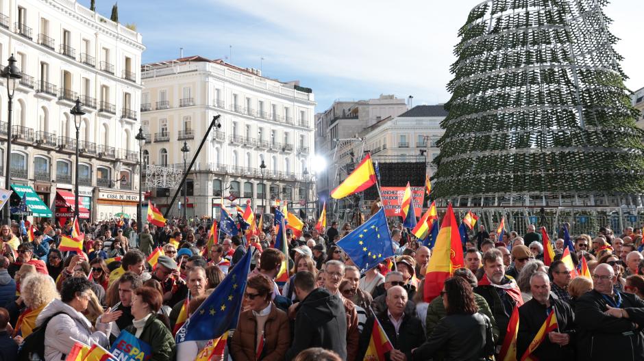Decenas de manifestantes durante una protesta contra la amnistía, en la Puerta del Sol